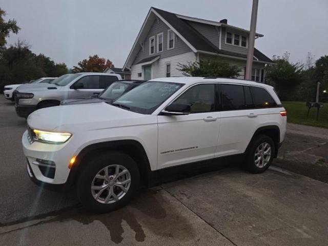 Used 2023 Jeep Grand Cherokee Limited w/ Luxury Tech Group II AWD/4WD image 2