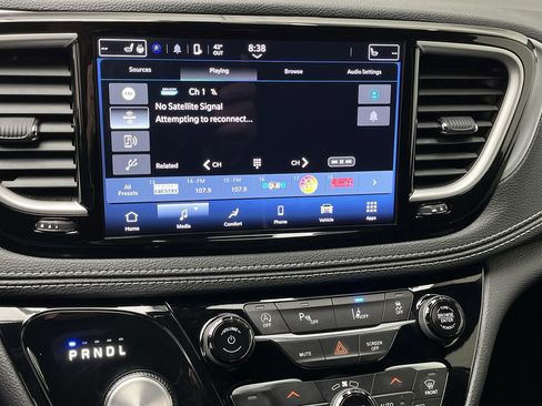 Used 2023 Chrysler Pacifica Touring image 18