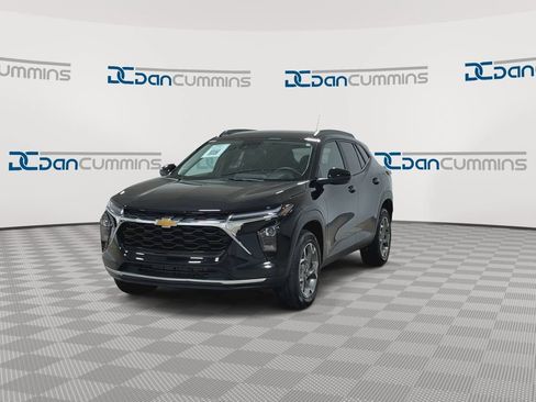 Used 2025 Chevrolet Trax LT FWD image 3