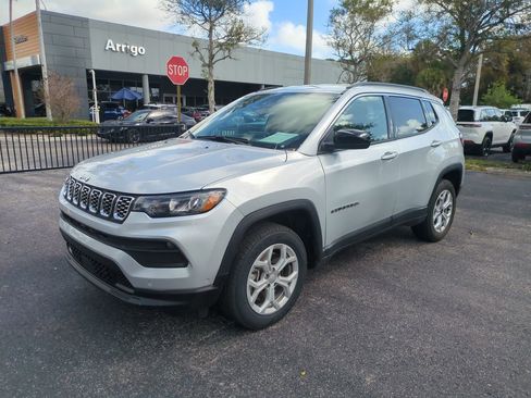Used 2025 Jeep Compass Latitude image 10