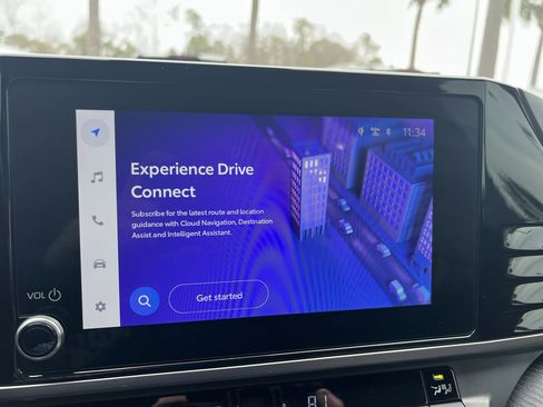 Used 2025 Toyota Camry SE w/ Convenience Package image 24