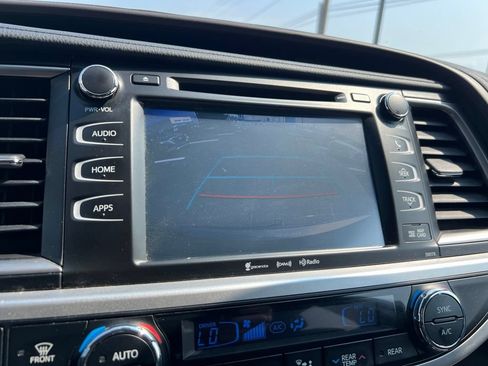 Used 2018 Toyota Highlander XLE AWD/4WD image 13