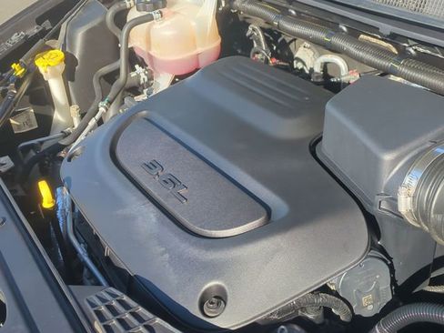 Used 2023 Chrysler Pacifica Touring-L image 27