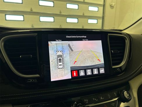 Used 2022 Chrysler Pacifica Limited image 24