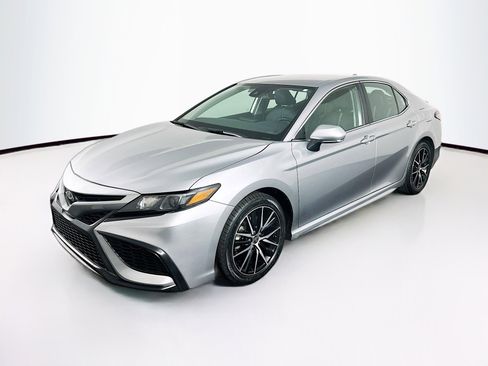 Used 2024 Toyota Camry SE FWD image 3