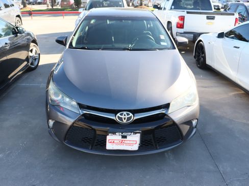 Used 2015 Toyota Camry SE image 3