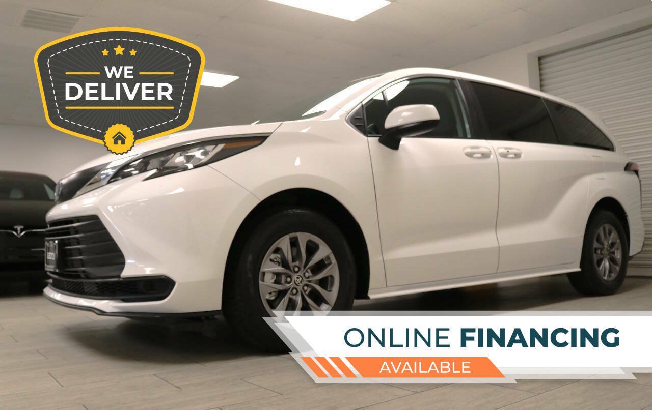 Used 2023 Toyota Sienna LE AWD/4WD image 1