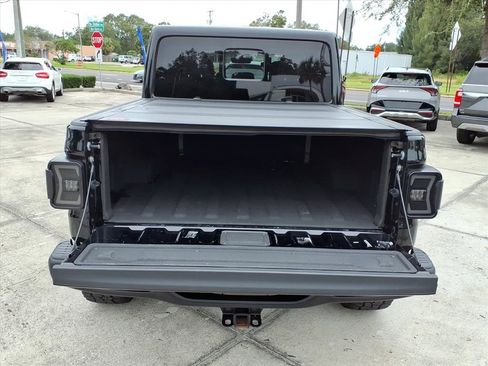 Used 2023 Jeep Gladiator Rubicon w/ Cold Weather Group image 32