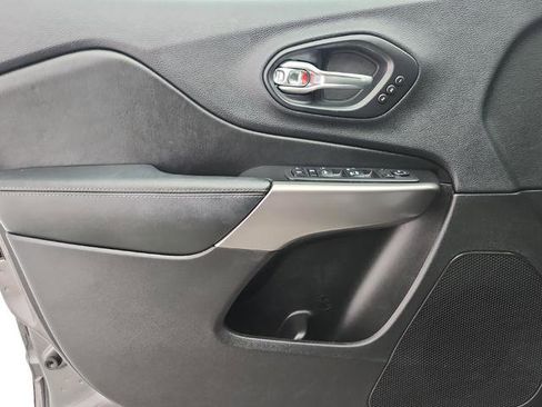 Used 2019 Jeep Cherokee Limited image 28