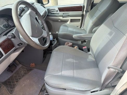 Used 2010 Chrysler Town & Country Touring image 4