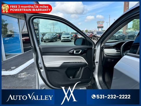 Used 2022 Jeep Compass Limited image 17