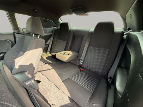 Used 2015 Dodge Challenger SXT image 19