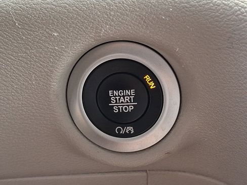 Used 2023 Chrysler Pacifica Touring-L FWD image 25