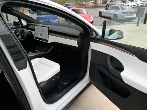 Used 2022 Tesla Model X image 45