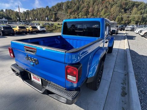 Used 2025 Jeep Gladiator Sport image 3