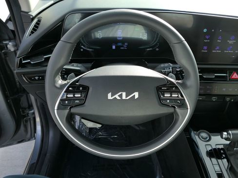 Used 2023 Kia Niro EX image 16