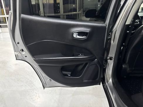 Used 2020 Jeep Compass Latitude AWD/4WD image 34