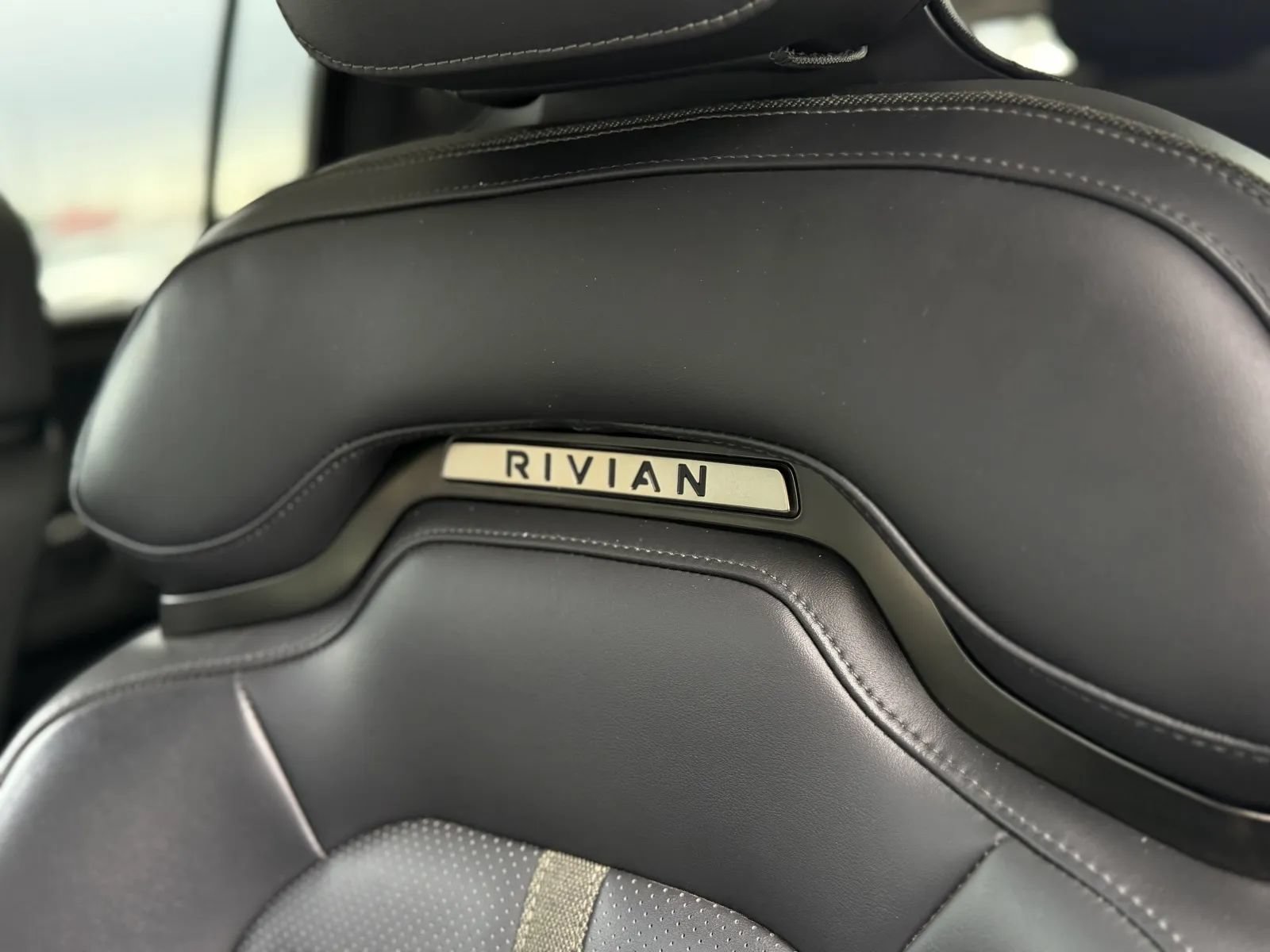 Used 2025 Rivian R1S Adventure Dual AWD/4WD image 15