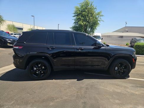 Used 2023 Jeep Grand Cherokee Limited w/ Black Appearance Package AWD/4WD image 4