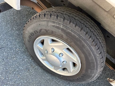 Used 2009 Ford E-350 and Econoline 350 XLT image 5