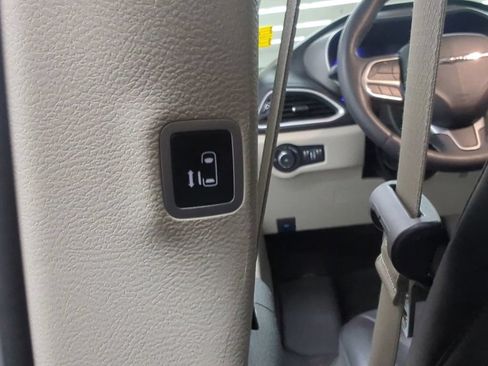 Used 2023 Chrysler Pacifica Touring-L FWD image 26