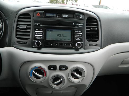 Used 2011 Hyundai Accent GLS image 19