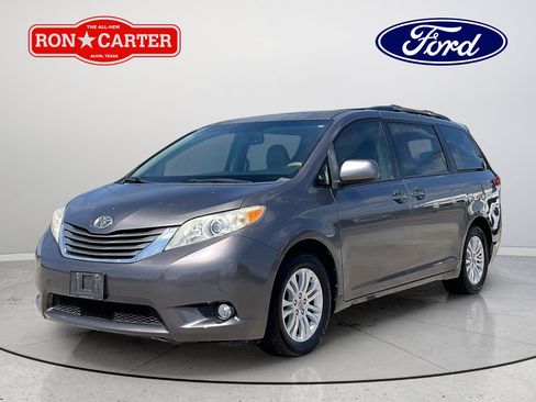 Used 2011 Toyota Sienna XLE w/ Entertainment Pkg FWD image 3