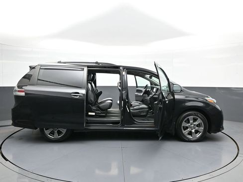 Certified 2019 Toyota Sienna SE w/ SE Preferred Package AWD/4WD image 45
