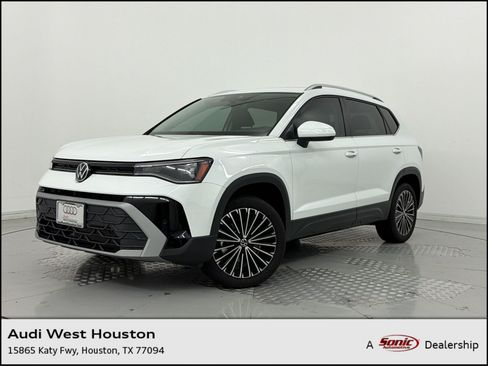 Used 2025 Volkswagen Taos SE w/ Panoramic Sunroof Package FWD image 1