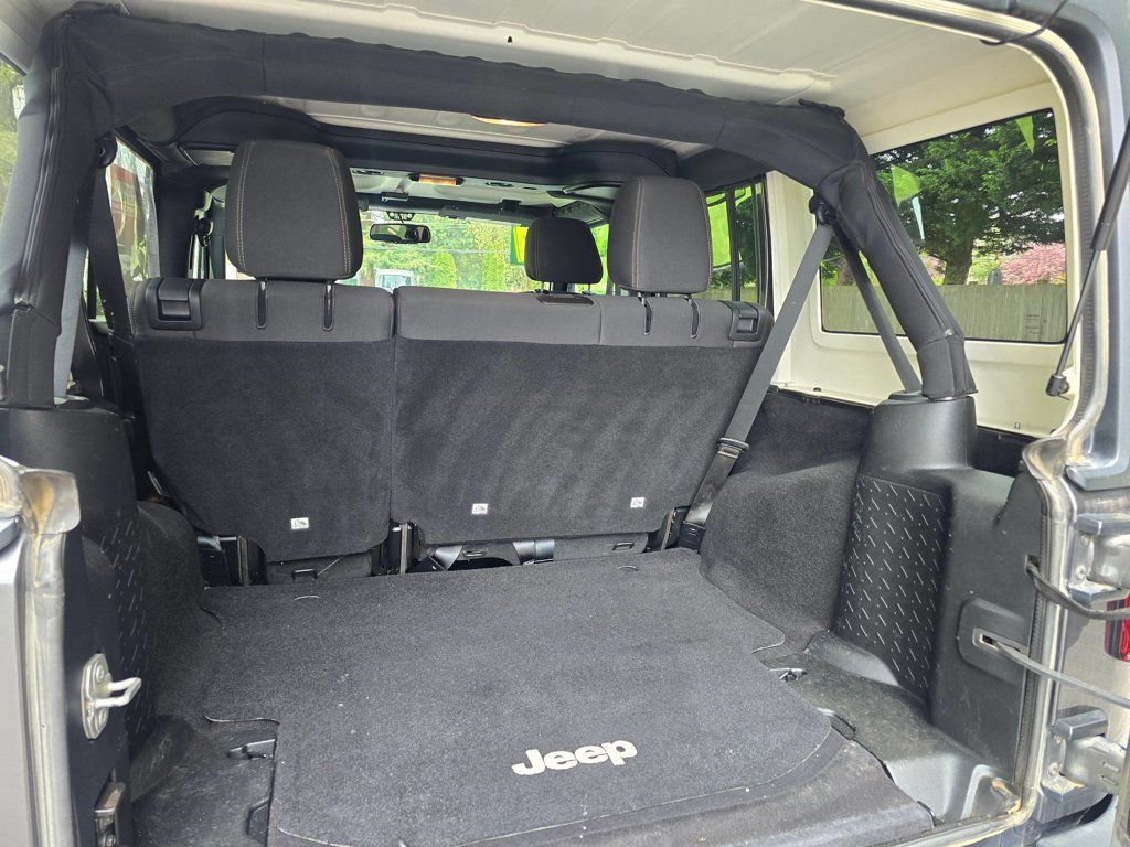 Used 2017 Jeep Wrangler Unlimited Rubicon w/ Connectivity Group AWD/4WD image 17
