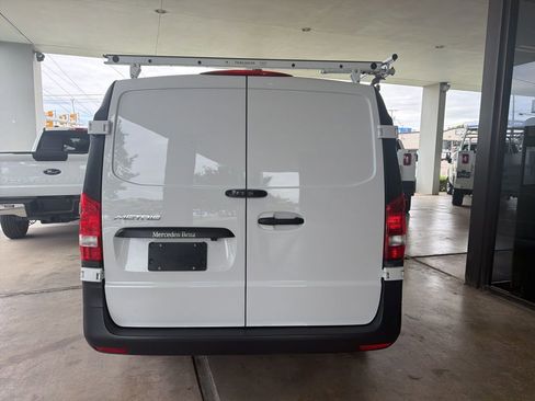 Used 2018 Mercedes-Benz Metris image 2