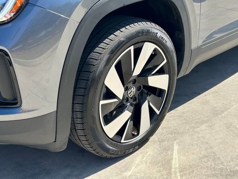 Used 2025 Volkswagen Atlas Cross Sport SE FWD image 9