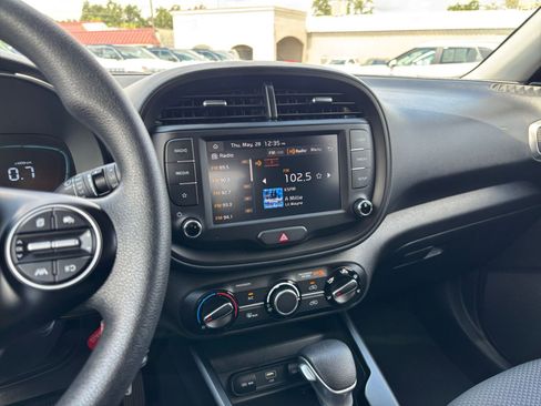 Used 2025 Kia Soul LX w/ LX Technology Package FWD image 17