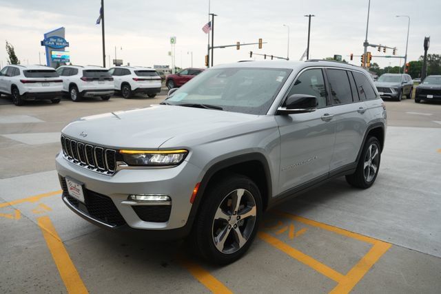 Used 2023 Jeep Grand Cherokee Limited w/ Luxury Tech Group II AWD/4WD image 30