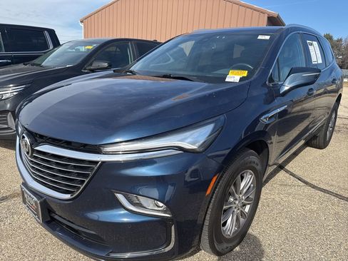 Used 2023 Buick Enclave Essence image 3
