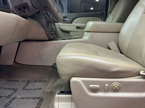 Used 2011 Chevrolet Avalanche LTZ image 13