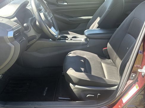 Used 2025 Nissan Altima 2.5 SV image 9