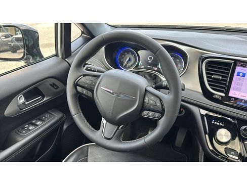 Used 2023 Chrysler Pacifica Limited w/ Uconnect Theater Family Group FWD image 23