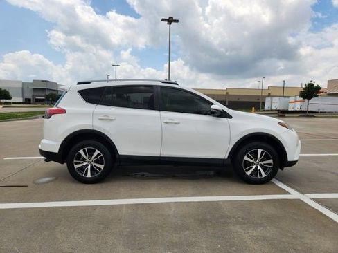 Used 2017 Toyota RAV4 XLE FWD image 4