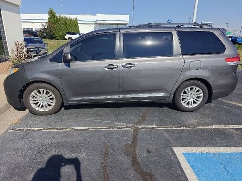 Used 2012 Toyota Sienna XLE FWD image 2