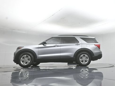 Certified 2023 Ford Explorer XLT RWD image 8