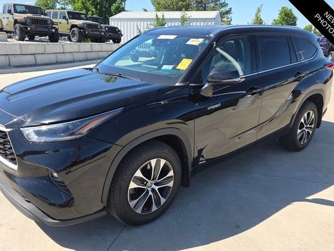 Used 2021 Toyota Highlander XLE AWD/4WD image 1