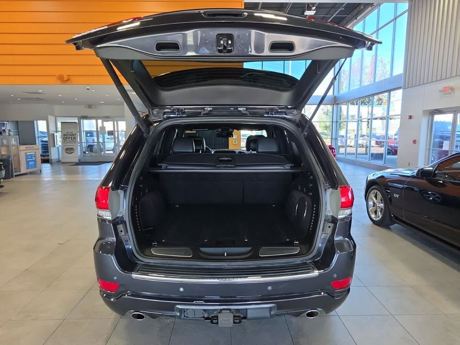Used 2015 Jeep Grand Cherokee Overland w/ Advanced Technology Group AWD/4WD image 8