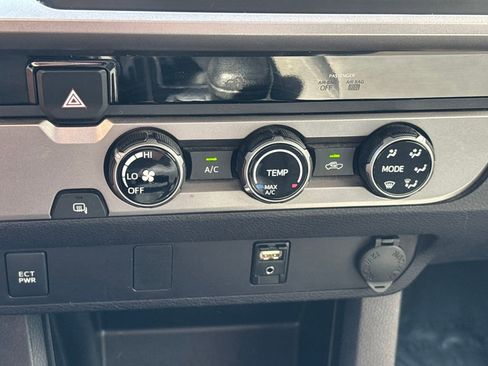 Used 2016 Toyota Tacoma SR5 w/ Towing Package image 11