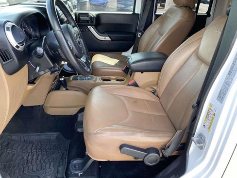 Used 2016 Jeep Wrangler Unlimited Sahara w/ Connectivity Group AWD/4WD image 17