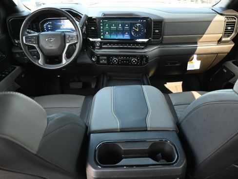 Used 2025 Chevrolet Silverado 2500 ZR2 w/ Technology Package image 3