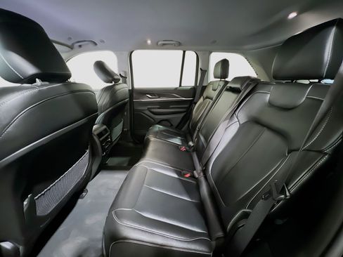 Used 2024 Jeep Grand Cherokee Limited AWD/4WD image 17