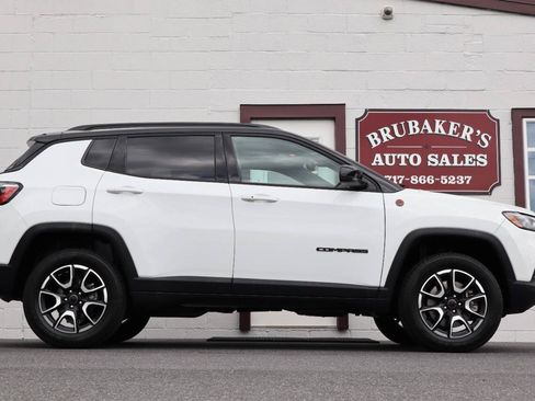 Used 2025 Jeep Compass Trailhawk AWD/4WD image 1