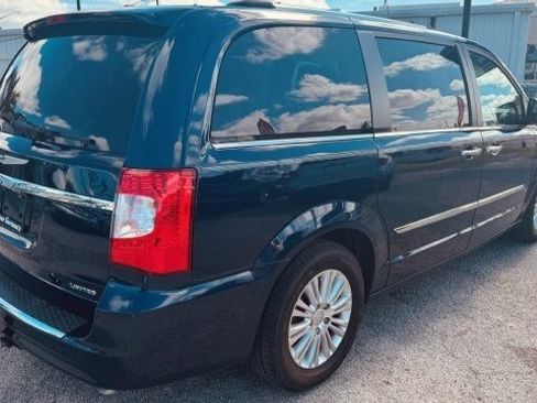 Used 2012 Chrysler Town & Country Limited image 5