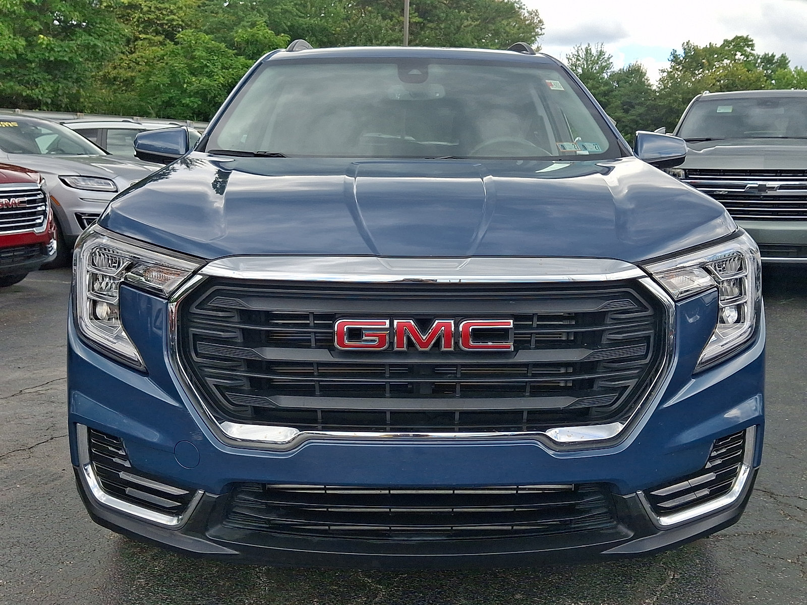 Used 2024 GMC Terrain SLE w/ Driver Convenience Package AWD/4WD image 2
